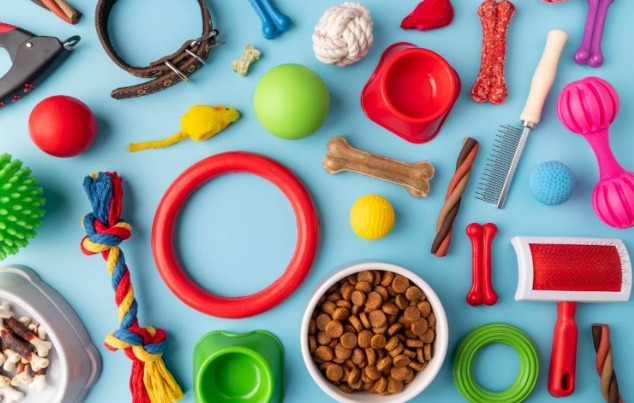 Artículos para mascotas, como juguetes, collares, platos, cuerda y cepillo para potenciar tu veterinaria.  