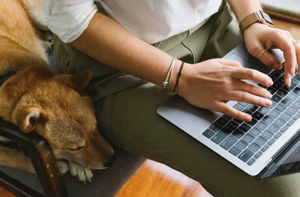 Tutora con su mascota comprando por pets delivery