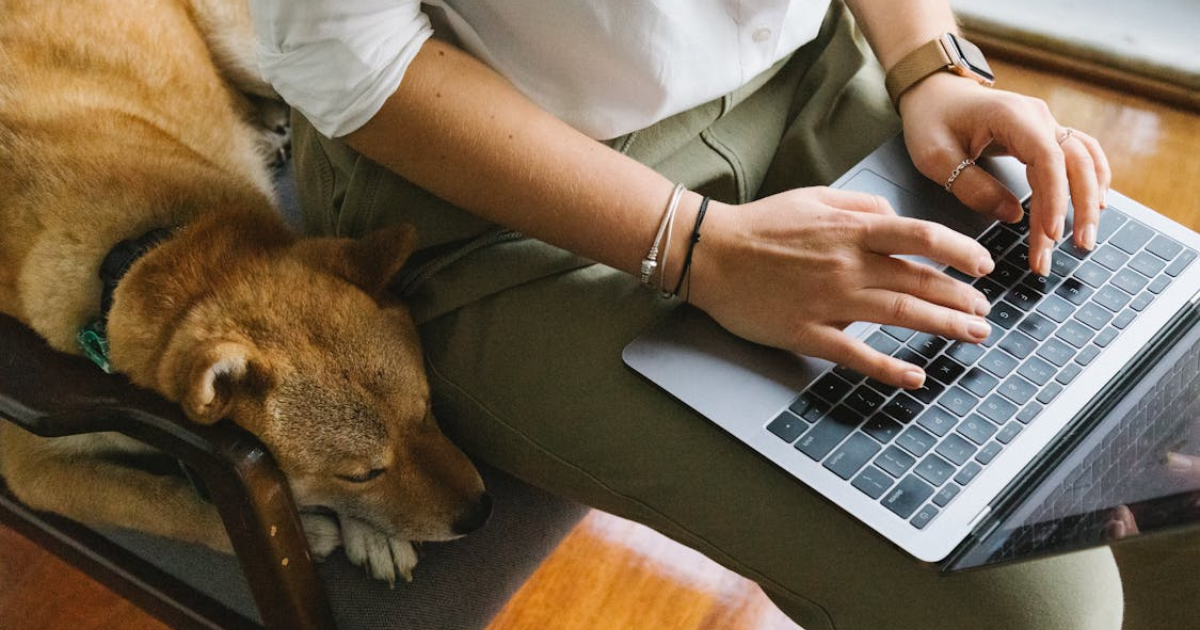 Tutora con su mascota comprando por pets delivery