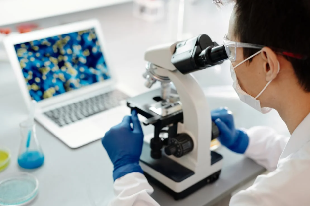hombre analizando moléculas en un laboratorio