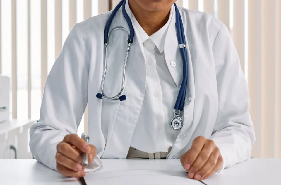 medico veterinario revisando sus objetivos veterinarios