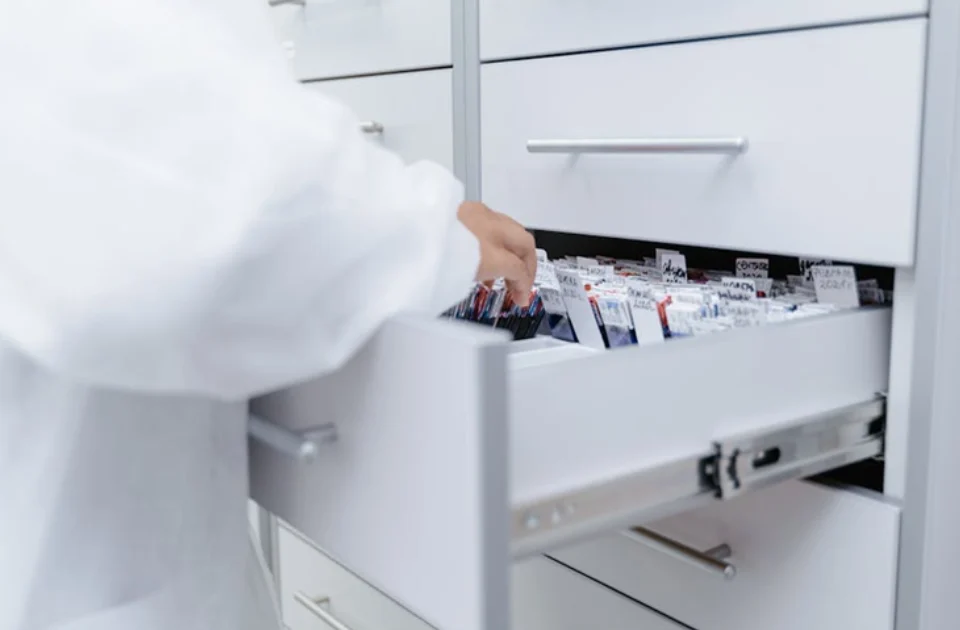 médico veterinario revisa sus insumos gracias a un sistema veterinario