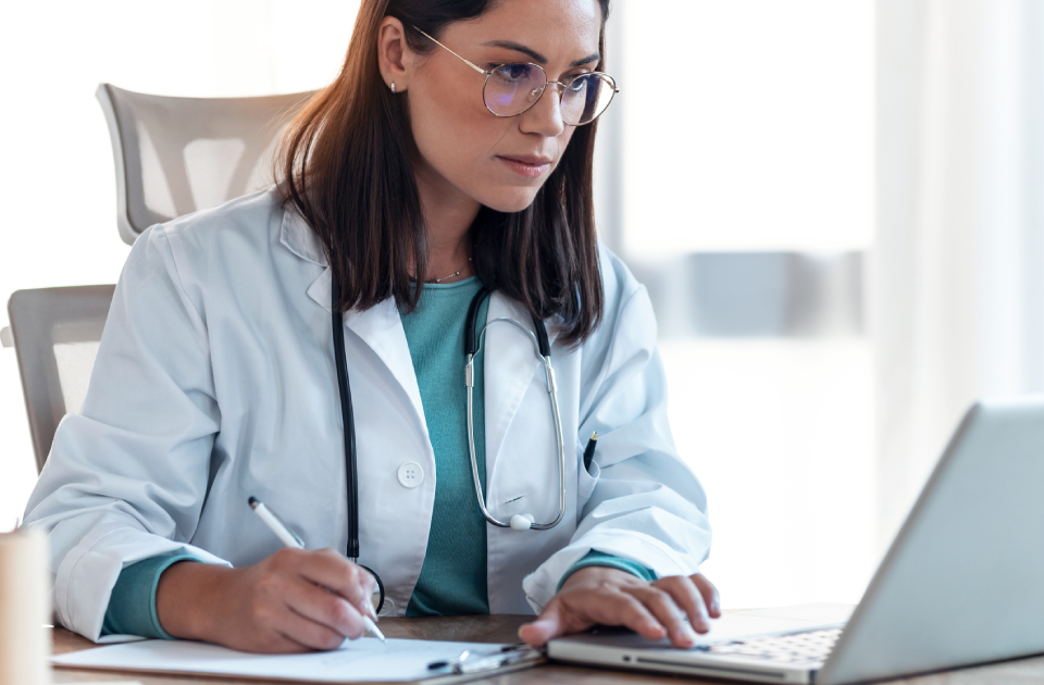 Doctora veterinaria revisando la Resolución Exenta SII N°154