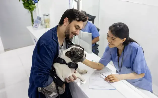 cliente y su mascota en una clínica veterinaria