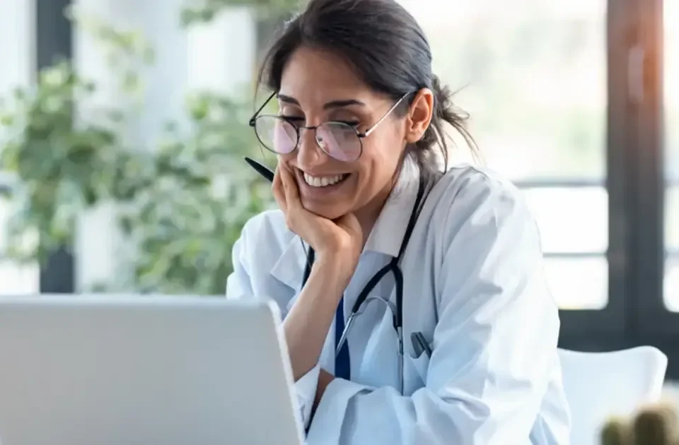 doctoras veterinaria revisando lo facil de la migración de datos veterinarios con dodoZooft