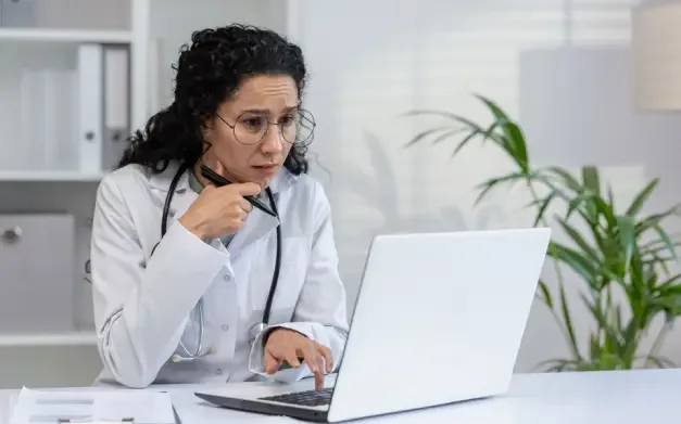 profesional de veterinaria preocupada por los riesgos de una migración veterinaria