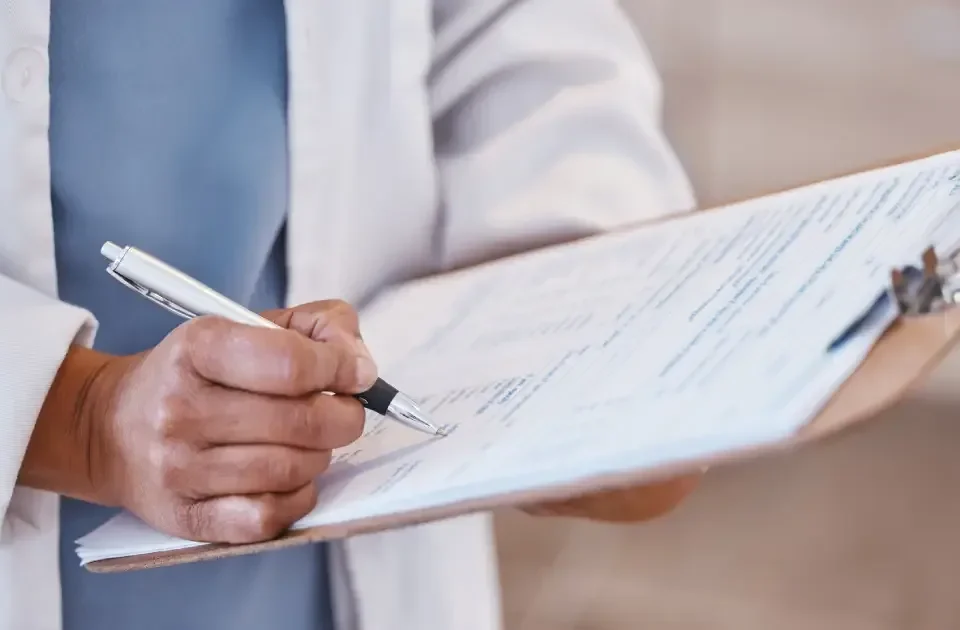Doctor veterinario revisa y aplica la nueva ley de protección de datos